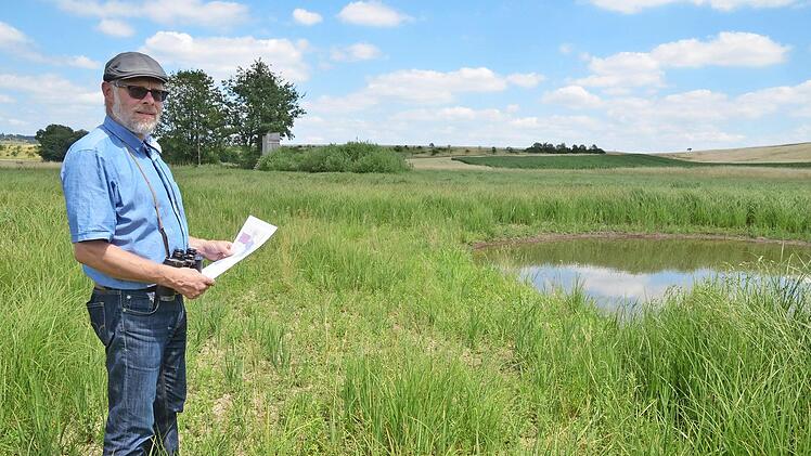 Frank Reißenweber vor dem noch recht jungen Gewässer.  Fotos: Rainer Lutz