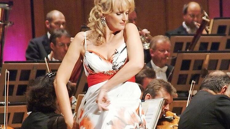 Iva Simon präsentiert den Operettenzauber.  Foto: Willi Schmidt