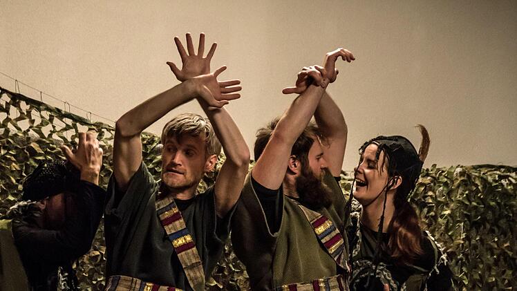 Drama um Mord und Intrigen: Szene aus der Aufführung von William Shakespeares Drama "Macbeth" durch die American Drama Group Europe im Kongresshaus.Foto: Jochen Berger