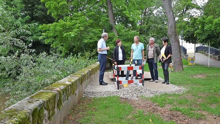 Direkt an der Mauer zur Aurach wird der Container für die Grundwasser-Sanierung der ehemaligen Reinigung aus der angrenzenden Steggasse aufgestellt. Mehrere Jahre soll die Anlage dort in Betrieb sein.  Foto: Bernhard Panzer