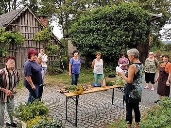 Tüchtige Frauen vom Obst- und Gartenbauverein sowie vom Pfarrgemeinderat Windheim banden am Fatima-Donnerstag circa 60 Sträuße aus 21 verschiedenen Kräutern zum Hochfest Mariä Himmelfahrt.Heike Schülein