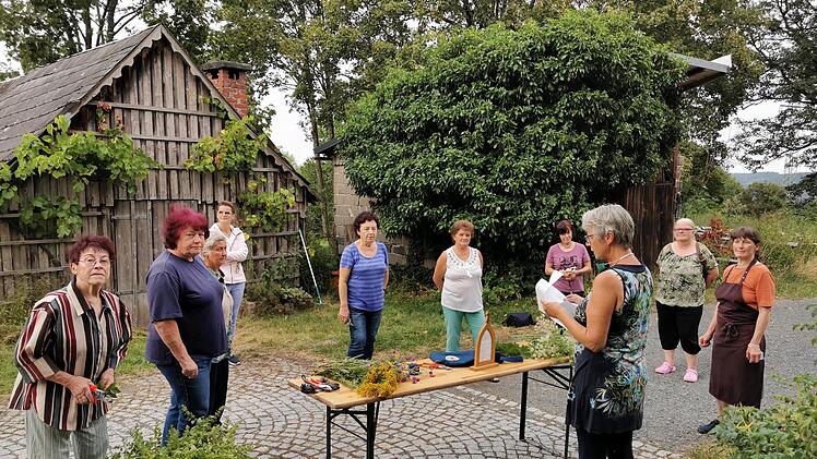 Tüchtige Frauen vom Obst- und Gartenbauverein sowie vom Pfarrgemeinderat Windheim banden am Fatima-Donnerstag circa 60 Sträuße aus 21 verschiedenen Kräutern zum Hochfest Mariä Himmelfahrt.Heike Schülein