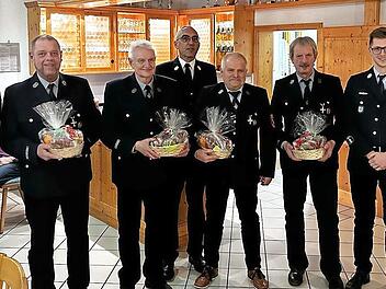 Verdiente Wehrmänner wurden in Peesten ausgezeichnet (von links): Michael Schnippa, Roland Pichl, Detlef Arnold, Siegfried Zillig, Oswald Ellner, Georg Herold, Dominik Eichner und Klaus Amschler.