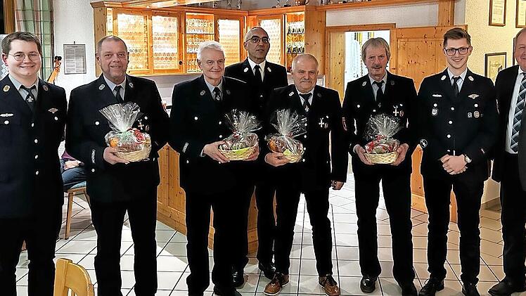 Verdiente Wehrmänner wurden in Peesten ausgezeichnet (von links): Michael Schnippa, Roland Pichl, Detlef Arnold, Siegfried Zillig, Oswald Ellner, Georg Herold, Dominik Eichner und Klaus Amschler.