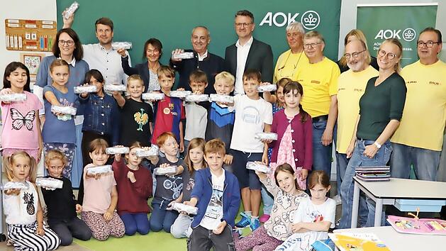 Projekt &bdquo;Sicheres Schwimmen&ldquo; (hinten von links) Lehrerin Pia M&uuml;ller-Klose, Weismains B&uuml;rgermeister Michael Zapf, Burgkunstadts B&uuml;rgermeisterin Christine Frie&szlig;, Altenkunstadts B&uuml;rgermeister Robert H&uuml;mmer, AOK-Direktor Christian Grebner, Schwimmausb...