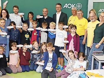 Projekt „Sicheres Schwimmen“ (hinten von links) Lehrerin Pia Müller-Klose, Weismains Bürgermeister Michael Zapf, Burgkunstadts Bürgermeisterin Christine Frieß, Altenkunstadts Bürgermeister Robert Hümmer, AOK-Direktor Christian Grebner, Schwimmausb...