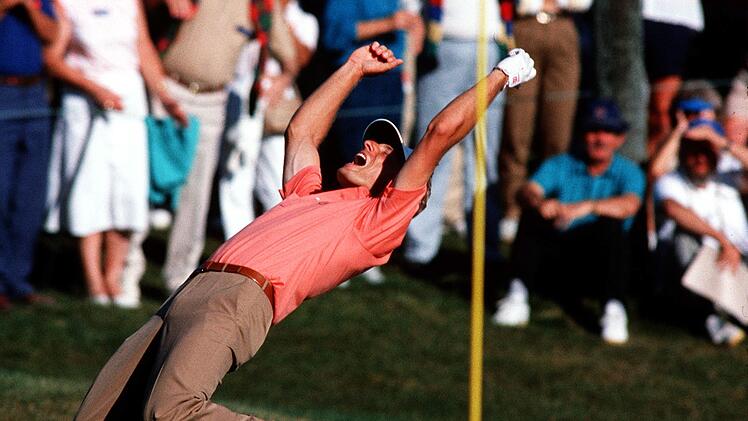 Bernhard Langer jubelt über den Gewinn des Ryder Cup. So etwas wie die Weltmeisterschaft des Golfsports, in dem die besten amerikanischen Profis gegen die besten europäischen Spieler antreten. Bernhard Langer gewann ihn in den Jahren 1985, 1987, 1995, 1997, 2002 und 2004. Bei den US-Masters siegte Langer in den Jahren 1985 und 1993.
