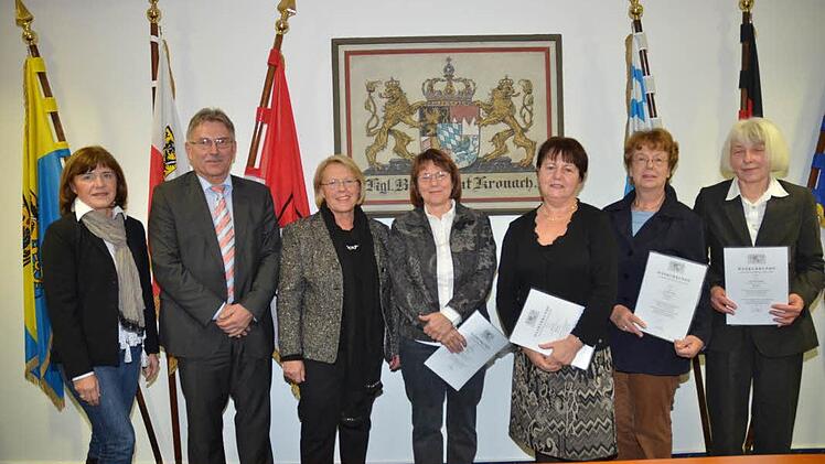 Die für 40 Jahre Schuldienst geehrten Jubilare (von links): Sigrid Rosenbusch, Schulamtsdirektor Uwe Dörfer, Ingeburg Eichhorn, Gisela Düthorn, Erika Abel, Barbara Neder und Ilse Harrer-Kluge. Fotos: K.-H. Hofmann