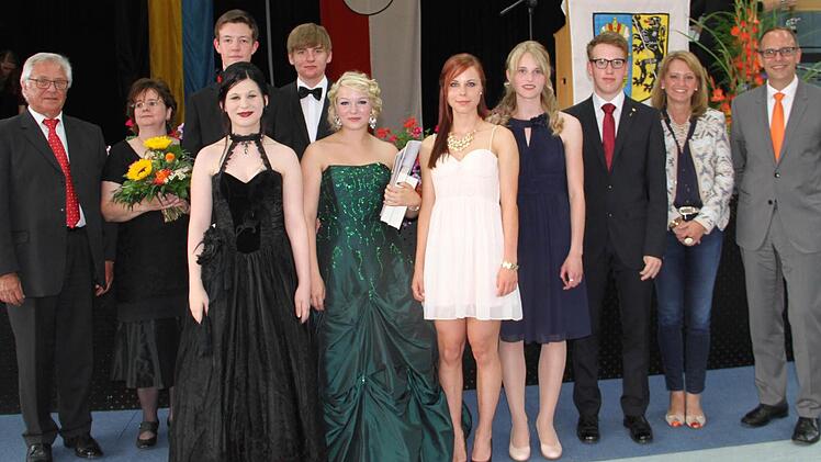Die Besten ihres Jahrgangs: (ab. 3. v. li.) Jeanette Wohnig (1,0), Valentin Link (1,0), Maximilian Springer (1,3), Helena Wirth (1,4), Michelle Lieb (1,4), Anna Fiedler (1,1) und Manuel Bojer. Mit im Bild ist der stellvertretende Schulleiter (v. li.) Norbert Moschall, Oberstudienrätin Karin Fickenscher, Zweite Bürgermeisterin Sabine Rießner (CSU) und Landrat Christian Meißner (CSU). Foto: Gerda Völk