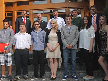 Besondere Auszeichnungen erhielten die besten Schüler (vorne, v. l.): Adam Rafanoharana, Johannes Winterstein, Nico Derra, Julia Popp, Schulbester Daniel Scharting, Laura Nowack und Laura Müller. Ihnen wurden die Preise verliehen von Schulleiter Raimund Willert (hinten, v. l.), Peter Ullrich , Bürgermeister Walter Ziegler, Polizeiobermeister Manfred Stühler und Martin Ullrich . Foto: Günther Geiling