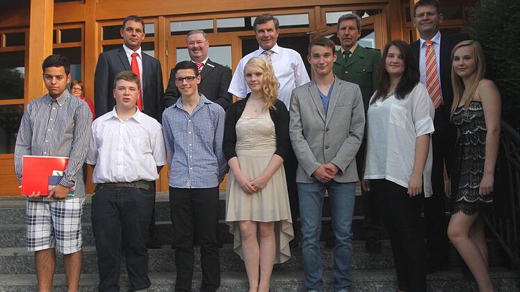 Besondere Auszeichnungen erhielten die besten Schüler (vorne, v. l.): Adam Rafanoharana, Johannes Winterstein, Nico Derra, Julia Popp, Schulbester Daniel Scharting, Laura Nowack und Laura Müller. Ihnen wurden die Preise verliehen von Schulleiter Raimund Willert (hinten, v. l.), Peter Ullrich , Bürgermeister Walter Ziegler, Polizeiobermeister Manfred Stühler und Martin Ullrich . Foto: Günther Geiling
