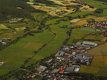 Vorbei an Ebern fließt die Baunach heute schnurgerade. Sobald sie die Straße zwischen Ebern und der Heubacher Kreuzung durchquert hat, mäandert sie durch die Flure. Ein derartiger natürlicher Flussverlauf soll auch für das Gewässer rund um Ebern wieder geschaffen werden. Foto: Johanna Eckert