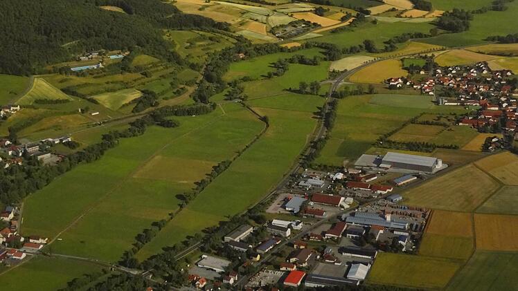 Vorbei an Ebern fließt die Baunach heute schnurgerade. Sobald sie die Straße zwischen Ebern und der Heubacher Kreuzung durchquert hat, mäandert sie durch die Flure. Ein derartiger natürlicher Flussverlauf soll auch für das Gewässer rund um Ebern wieder geschaffen werden. Foto: Johanna Eckert