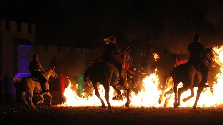 Feuerritt: Manuel Zinnecker, Kaja Florence Wild und Las Kubas von der Stunt-Gruppe "Haraldos" galoppieren durch die Flammenwand.