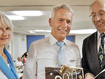 Sänger Hubert Wehner (Mitte) wurde für seine 40-jährige Mitgliedschaft im Beisein der Liederkranz-Vorsitzenden Monika Ziegler von Siegfried Gottwald, dem Vorsitzenden der Sängergruppe Bad Kissingen im Fränkischen Sängerbund, mit Urkunde und goldener Ehrennadel ausgezeichnet. Fotos: Sigismund von Dobschütz