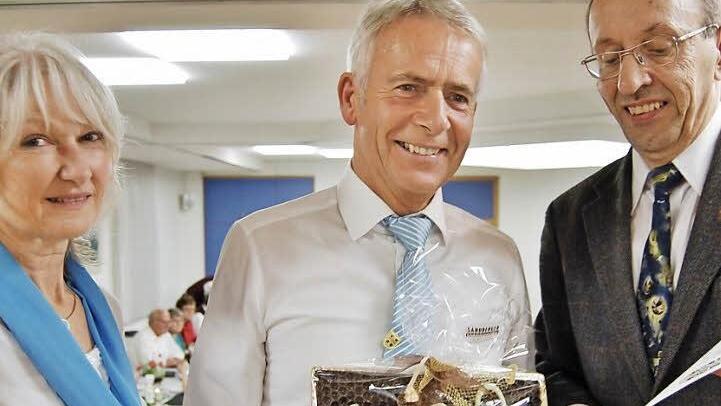 Sänger Hubert Wehner (Mitte) wurde für seine 40-jährige Mitgliedschaft im Beisein der Liederkranz-Vorsitzenden Monika Ziegler von Siegfried Gottwald, dem Vorsitzenden der Sängergruppe Bad Kissingen im Fränkischen Sängerbund, mit Urkunde und goldener Ehrennadel ausgezeichnet. Fotos: Sigismund von Dobschütz