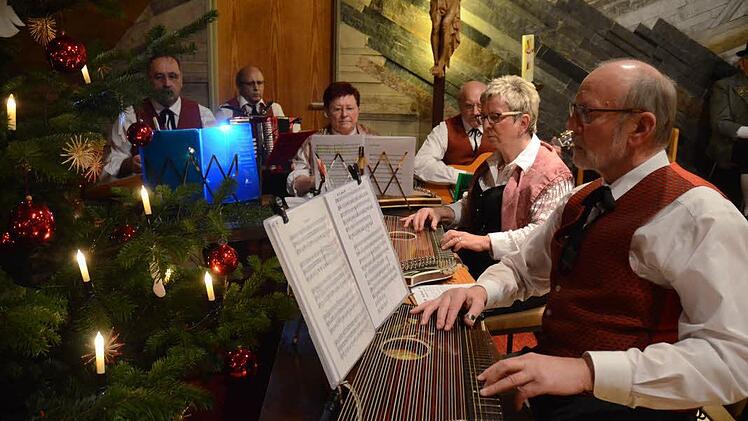 Tief unter die Haut gingen die zärtlichen, einfühlsamen Töne der Rothenkirchener Stubenmusik. Foto: Karl-Heinz Hofmann