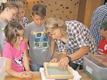 Der Rahmen muss sitzen, damit das individuelle Briefpapier seine gew&uuml;nschte Form bekommt. Bei den Ferienspieltagen der Stadt Kronach wurden viele Seiten der Freizeitgestaltung aufgeschlagen. Foto: privat