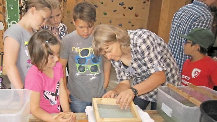 Der Rahmen muss sitzen, damit das individuelle Briefpapier seine gew&uuml;nschte Form bekommt. Bei den Ferienspieltagen der Stadt Kronach wurden viele Seiten der Freizeitgestaltung aufgeschlagen. Foto: privat