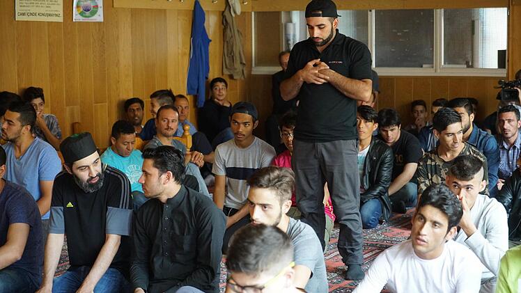 Zum Freitagsgebet in der Moschee, Viktoriastraße 2, kommen wöchentlich um die 100 Flüchtlinge und beten gemeinsam mit den Gemeindemitgliedern.