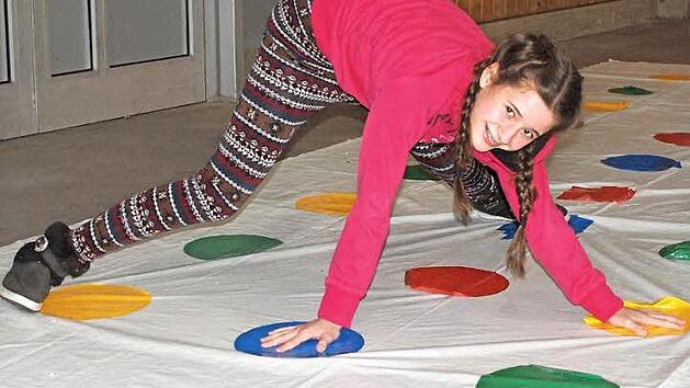 Die zw&ouml;lfj&auml;hrige Gymnasiastin Angelina zeigte sich sehr gelenkig und verrenkte sich akrobatisch beim Twister.  Foto: Alfred Thieret