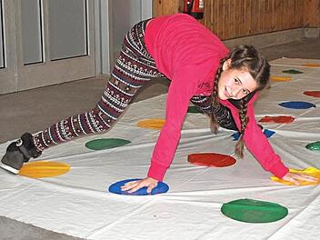 Die zwölfjährige Gymnasiastin Angelina zeigte sich sehr gelenkig und verrenkte sich akrobatisch beim Twister.  Foto: Alfred Thieret