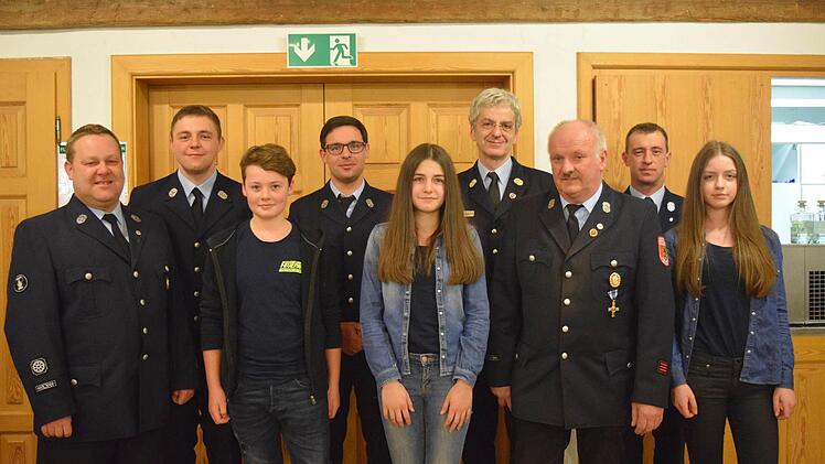 Der Vorstand der Feuerwehr Fechheim nach der Neuwahl (von links): Jörg Schwamm, Florian Höhn, Manuel Mannagottera, Michael Werlich, Maja Schelhorn, Stefan Zapf, Hans-Jürgen Schmid, Alexander Roos und Sophie Schelhorn. Foto: Daniela Pondelicek