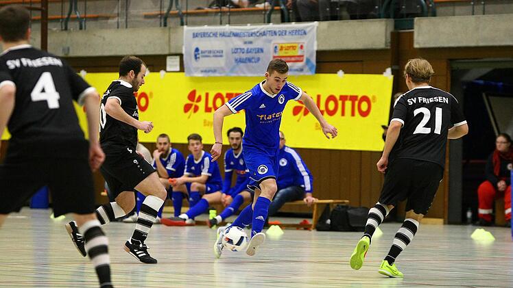Der Kulmbacher Levin Pauli (am Ball) wird von drei Friesenern umringt. Foto: Monika Limmer