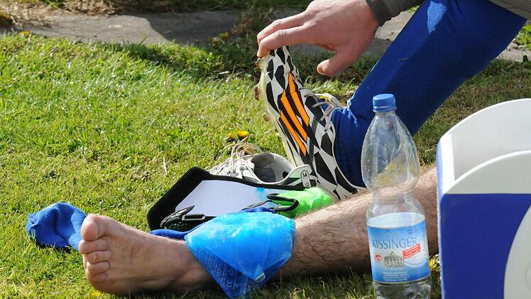 Im Kampf verletzt: Kühlung für einen Nüdlinger Kicker. Foto: ssp