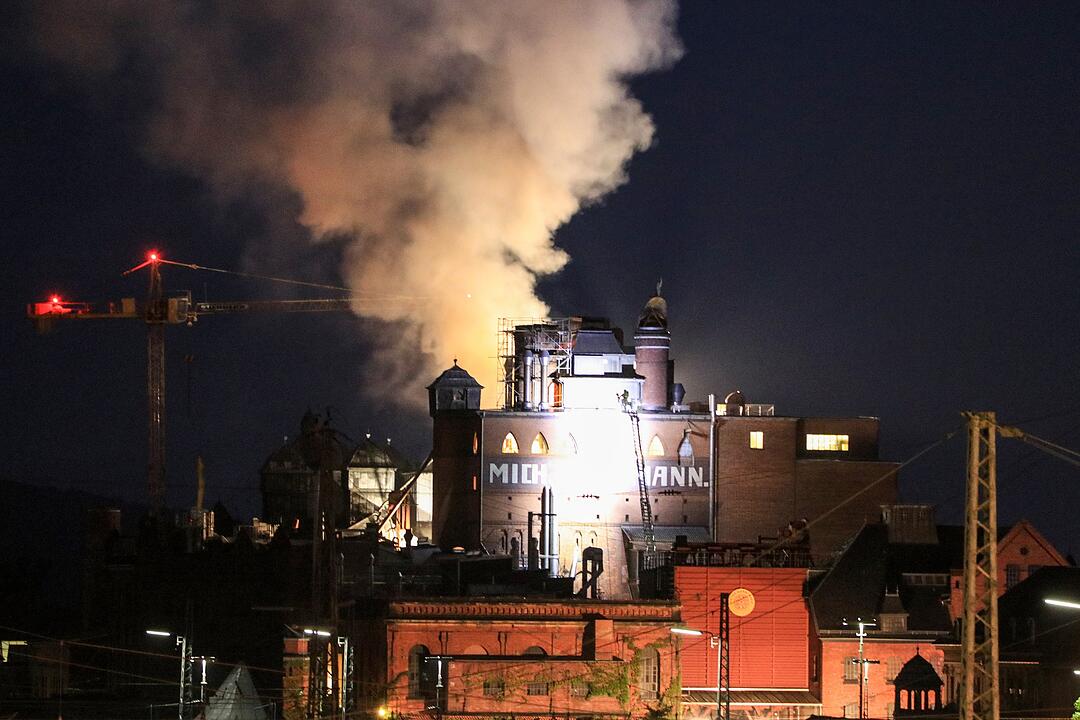 Malzfabrik Weyermann in Bamberg in Flammen: Einsatzkräfte kämpfen stundenlang gegen das Feuer