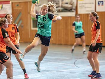 Ziemlich konsterniert blicken die Abwehrspielerinnen der Haspo Bayreuth der SGlerin Stefanie Hergenröder hinterher, die eines ihrer acht Tore erzielte.  Foto: Klaus Gagel