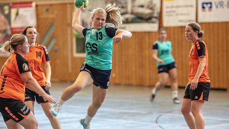 Ziemlich konsterniert blicken die Abwehrspielerinnen der Haspo Bayreuth der SGlerin Stefanie Hergenröder hinterher, die eines ihrer acht Tore erzielte.  Foto: Klaus Gagel