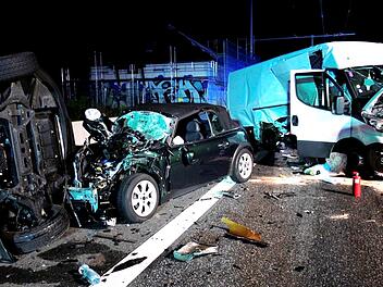 Sechs Menschen wurden bei dem Zusammensto&szlig; eines Autos mit zwei Kleinlastern auf der A5 in der Nacht auf Freitag verletzt, wie die Polizei mitteilte.  Gaffer und eine fehlende Rettungsgasse hatten die Einsatzarbeiten erschwert. Foto: Keutz TV-News/dpa