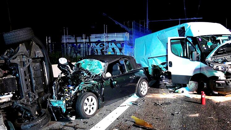 Sechs Menschen wurden bei dem Zusammenstoß eines Autos mit zwei Kleinlastern auf der A5 in der Nacht auf Freitag verletzt, wie die Polizei mitteilte.  Gaffer und eine fehlende Rettungsgasse hatten die Einsatzarbeiten erschwert. Foto: Keutz TV-News/dpa