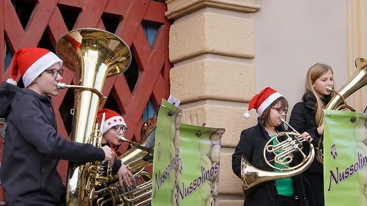 Die "Nussolinos" aus Uetzing erf&uuml;llten den Rathausplatz mit vorweihnachtlichen Kl&auml;ngen.