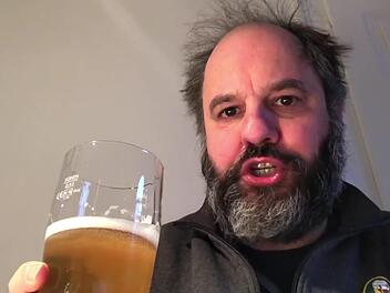 Matthias Egersdörfer testet den Rhöner Bier-Adventskalender - und veröffentlicht seine Ergebnisse auf Facebook.  Foto: Screenshot Markus Hammer