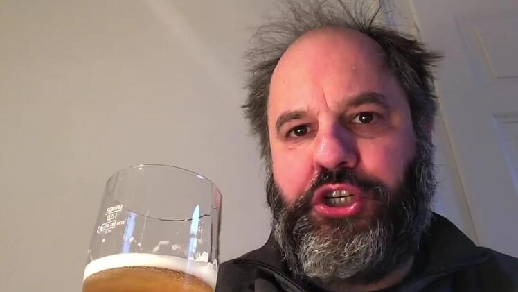 Matthias Egersdörfer testet den Rhöner Bier-Adventskalender - und veröffentlicht seine Ergebnisse auf Facebook.  Foto: Screenshot Markus Hammer