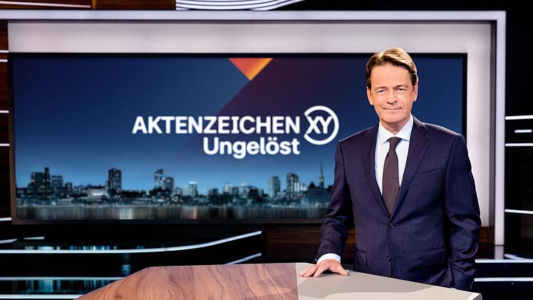 Rudi Cerne begrüßt das Publikum zur ersten Ausgabe von "Aktenzeichen XY... Ungelöst" im Jahr 2025.