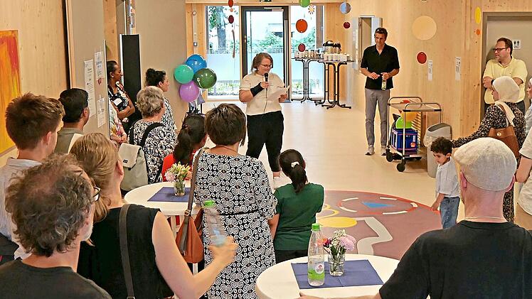 Katrin Stahl (Mitte), Leiterin der des Kinderhauses, bei der Begr&uuml;&szlig;ung der G&auml;ste. Lebenshilfe Erlangen