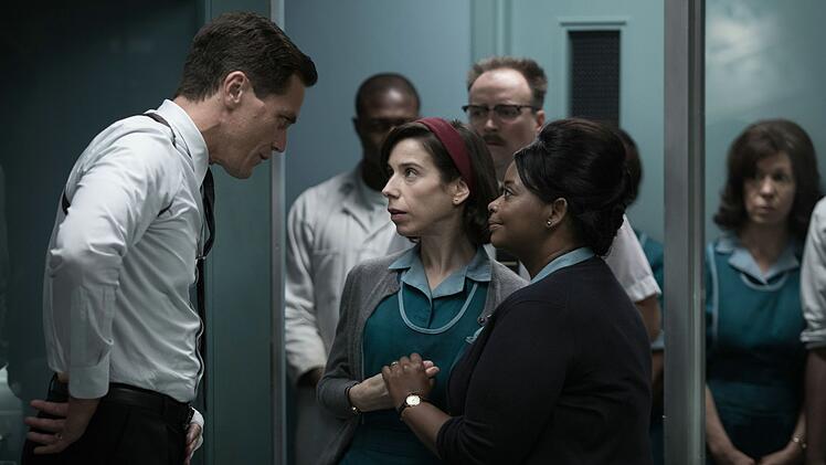 Der Sicherheitschef des Labors, Richard Strickland (Michael Shannon), nimmt sich die Putzfrauen Elisa (Sally Hawkins, Mitte) und Zelda (Octavia Spencer) zur Brust.