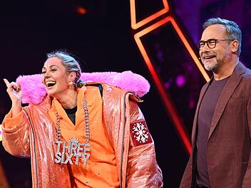 Ein sensationelles, aber viel zu kurzes Coembach: Ruth Moschner, jahrelang die Koryph&auml;e am Ratepult, kehrte als "Three Sixty" zu "The Masked Singer" zur&uuml;ck - und wurde gleich enttarnt.