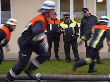 Die Schiedsrichter Horst Amon, Gerhard Elflein und Siegfried Hammrich  (hinten von links) beobachten die  Jungs aus Oberbrunn und Messenfeld.
