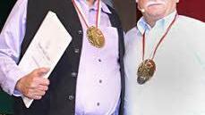 Als Oberlehrer muss Herbert Stenglein (links)  seit elf Jahren l Geduld mit seinem aufgeweckten Schüler Hugo Druck beweisen.