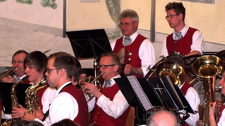 Bei den anspruchsvollen Musikinterpretationen war von den Musikerinnen und Musikern des Blasorchester Sand volle Konzentration gefordert. Foto: ab