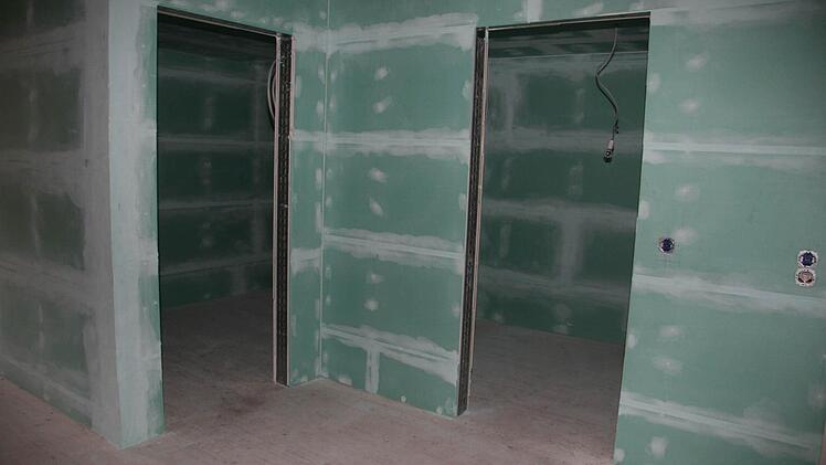 Der Dachboden hat nicht nur eine Dämmung bekommen, sondern dort sind auch zwei Archivräume installiert worden.