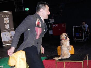 Leonid Beljakov bei seiner "Comedy Dog Show".  Fotos: rf