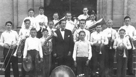 Unser Bild zeigt die Blaskapelle aus dem Jahr 1946 mit von links Alfred Stelzel, Andreas Hofmann, Rudi Baumgärtner, Siegmund Kremer, Edgar Zapf, Hans Ott, Hans Rupp, Rudolf Batzer, Kapellmeister Leopold Schott, zwei Aushilfsmusiker aus Kupferberg, Hans Kremer, Adam Schmidt, Max Schlemmer, Georg Spindler, Max Köhler, Fritz Korzendörfer und Adam Batzer
