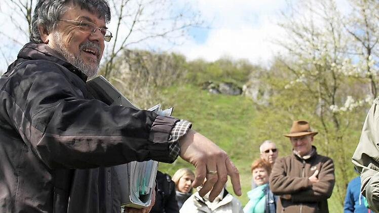 Karl-Heinz Müller (l.) referierte bei seiner Tour zum Staffelberg mit Sachkunde und Esprit. Fotos: Markus Häggberg