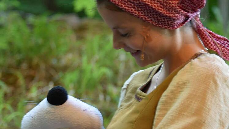 Die Probe hat begonnen: Celine als Aschenputtel tanzt mit dem "Mäuschen" Marvin Witter. Foto: Gabi Arnold