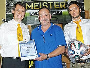 Im Namen des BFV-Spielkreises Bamberg-Bayreuth-Kulmbach überreichte Horst Deller (Mitte) dem TSV-Vorsitzenden Roland Wolfrum (links) die Meisterschaftsurkunde der Kreisklasse Kulmbach für das Spieljahr 2014/15 und hatte für Kapitän Dominik Hellmuth einen Spielball parat.  Foto: Klaus-Peter Wulf